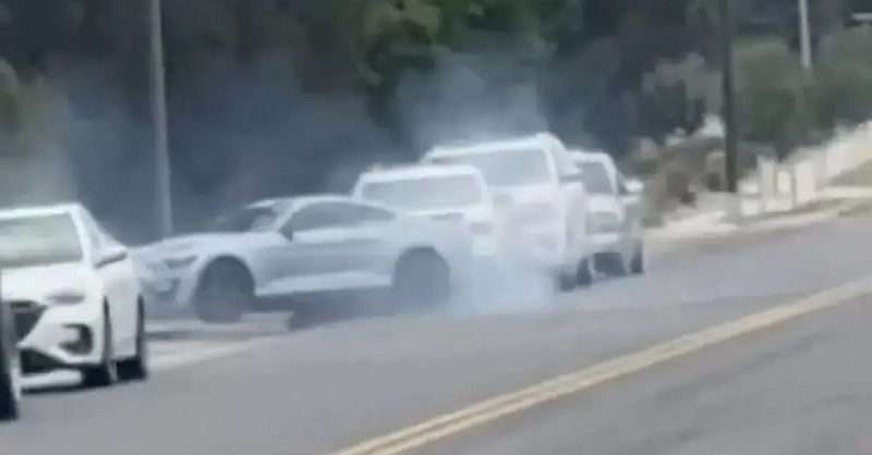 Quando vuoi fare i Blues Brothers con la Mustang ma poi ti aspetta il meccanico [VIDEO]