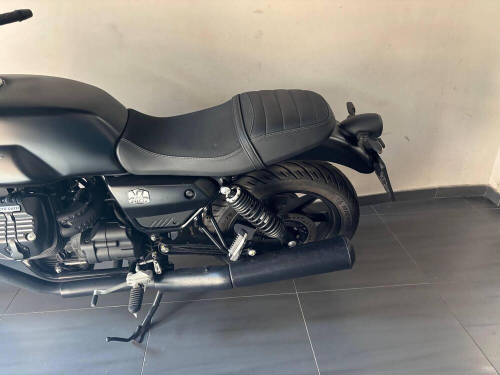 Moto Guzzi V7 Stone (2021 - 24) (3)