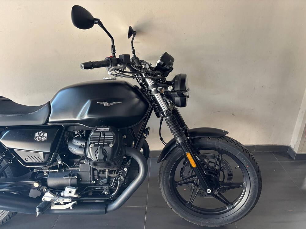 Moto Guzzi V7 Stone (2021 - 24) (9)