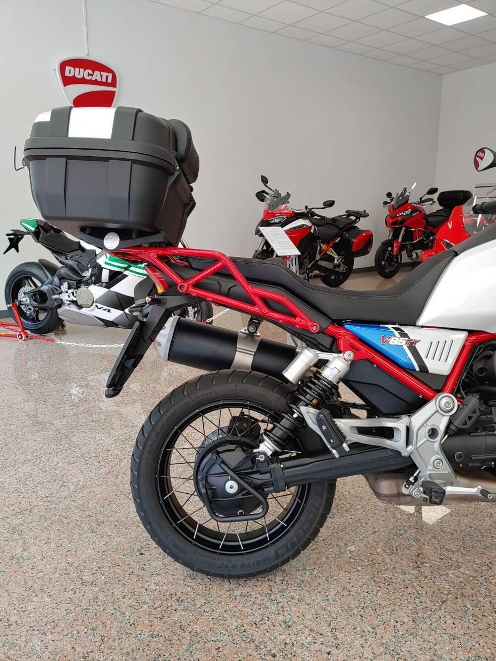 Moto Guzzi V85 TT Evocative Graphics (2021 - 23) (5)
