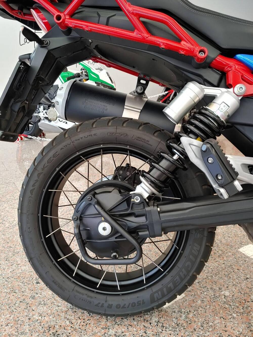 Moto Guzzi V85 TT Evocative Graphics (2021 - 23) (8)