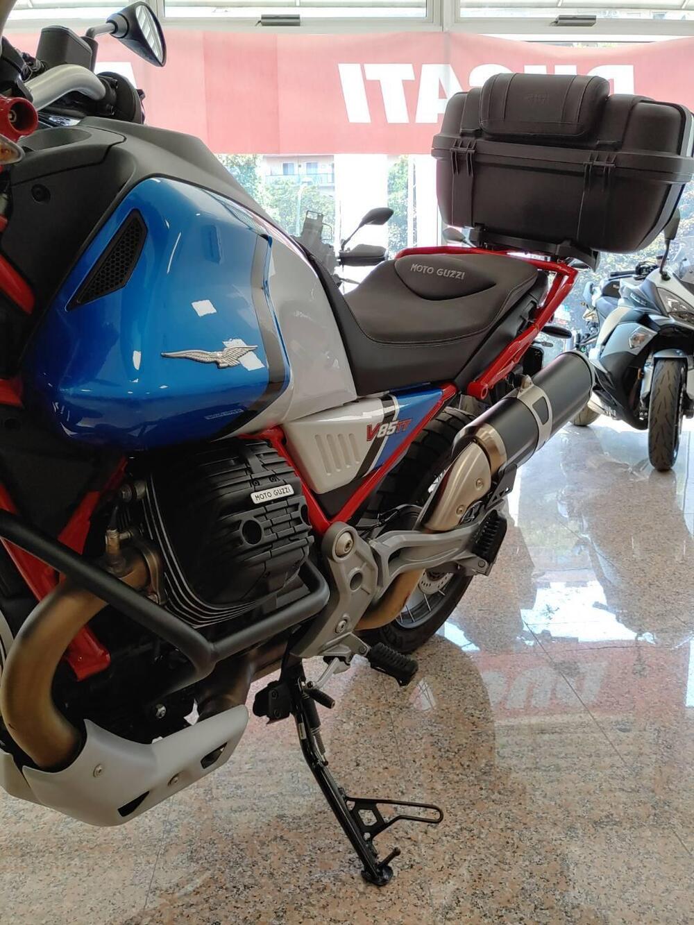 Moto Guzzi V85 TT Evocative Graphics (2021 - 23) (11)