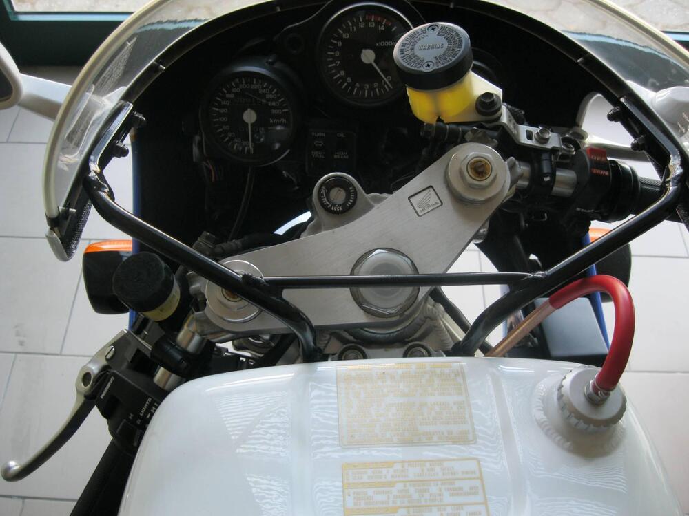 Honda VFR 750 R RC30 (3)