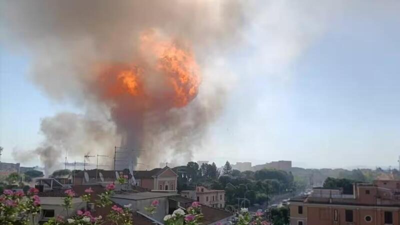 Esplosione a Roma, a fuoco un distributore di benzina e GPL: oltre 30 feriti, area sequestrata. I cittadini: &quot;Come una bomba&quot;