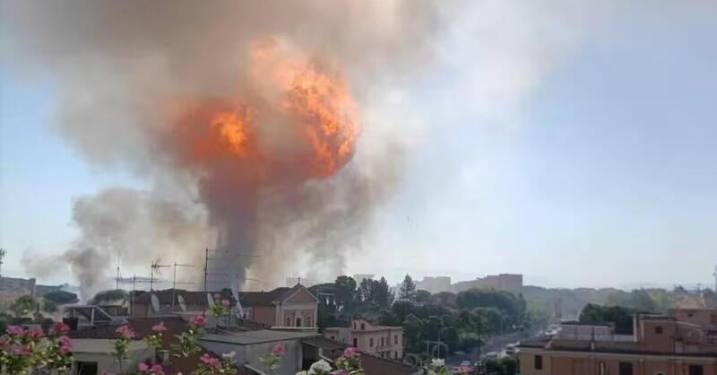 Esplosione a Roma, a fuoco un distributore di benzina e GPL: oltre 30 feriti, area sequestrata. I cittadini: &quot;Come una bomba&quot;