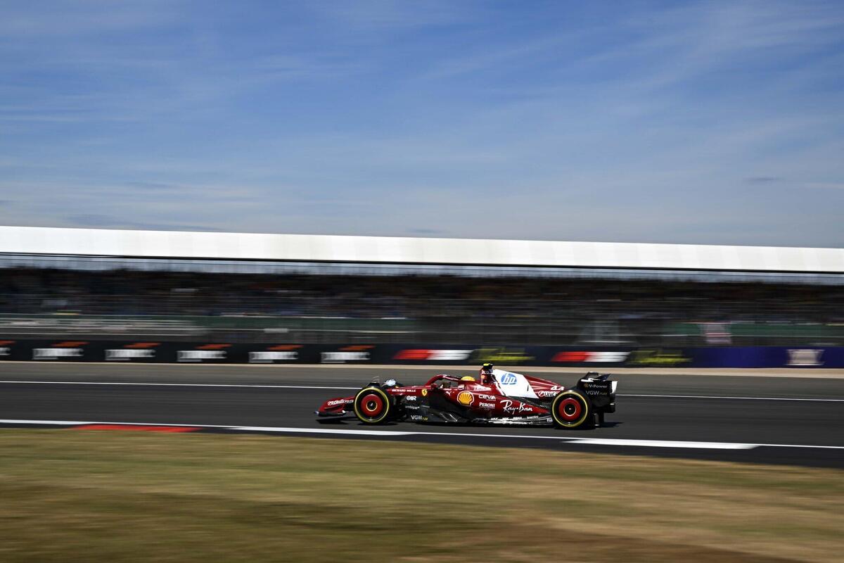 F1. Ferrari fiduciosa a Silverstone, Hamilton: "Giornata entusiasmante". Leclerc: "Buon feeling con la SF-25 ma dobbiamo lavorare per la qualifica"
