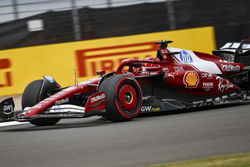 F1. GP Silverstone 2025, risultati FP3: Leclerc comanda davanti a Piastri e Verstappen. Norris 4&deg;, Hamilton penalizzato dalla bandiera rossa
