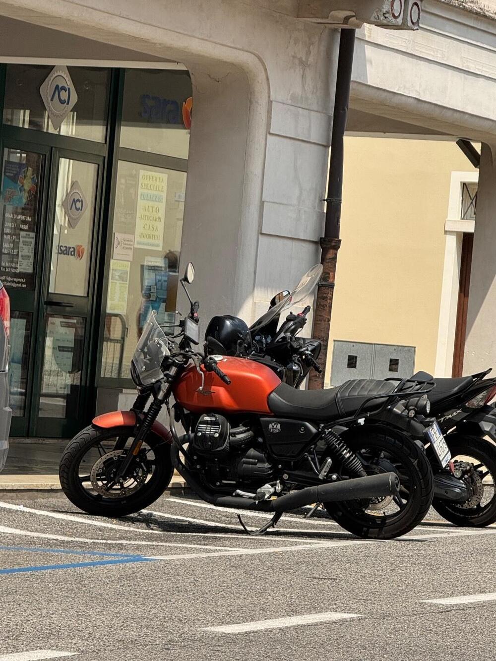 Moto Guzzi V7 Stone (2021 - 24) (3)