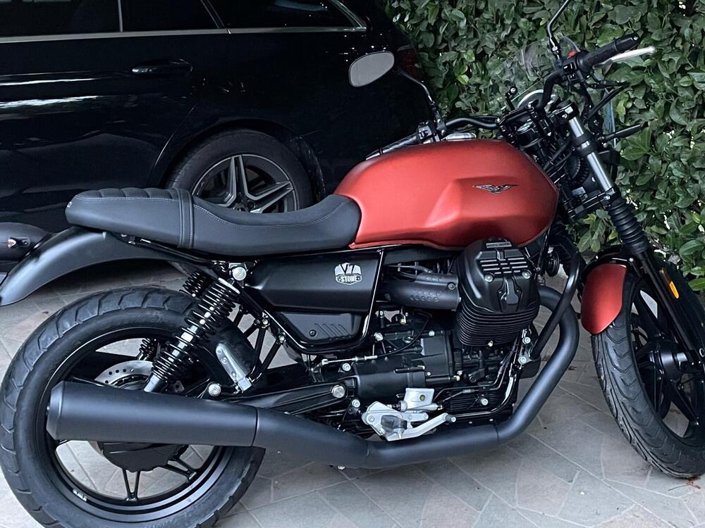 Moto Guzzi V7 Stone (2021 - 24) (6)