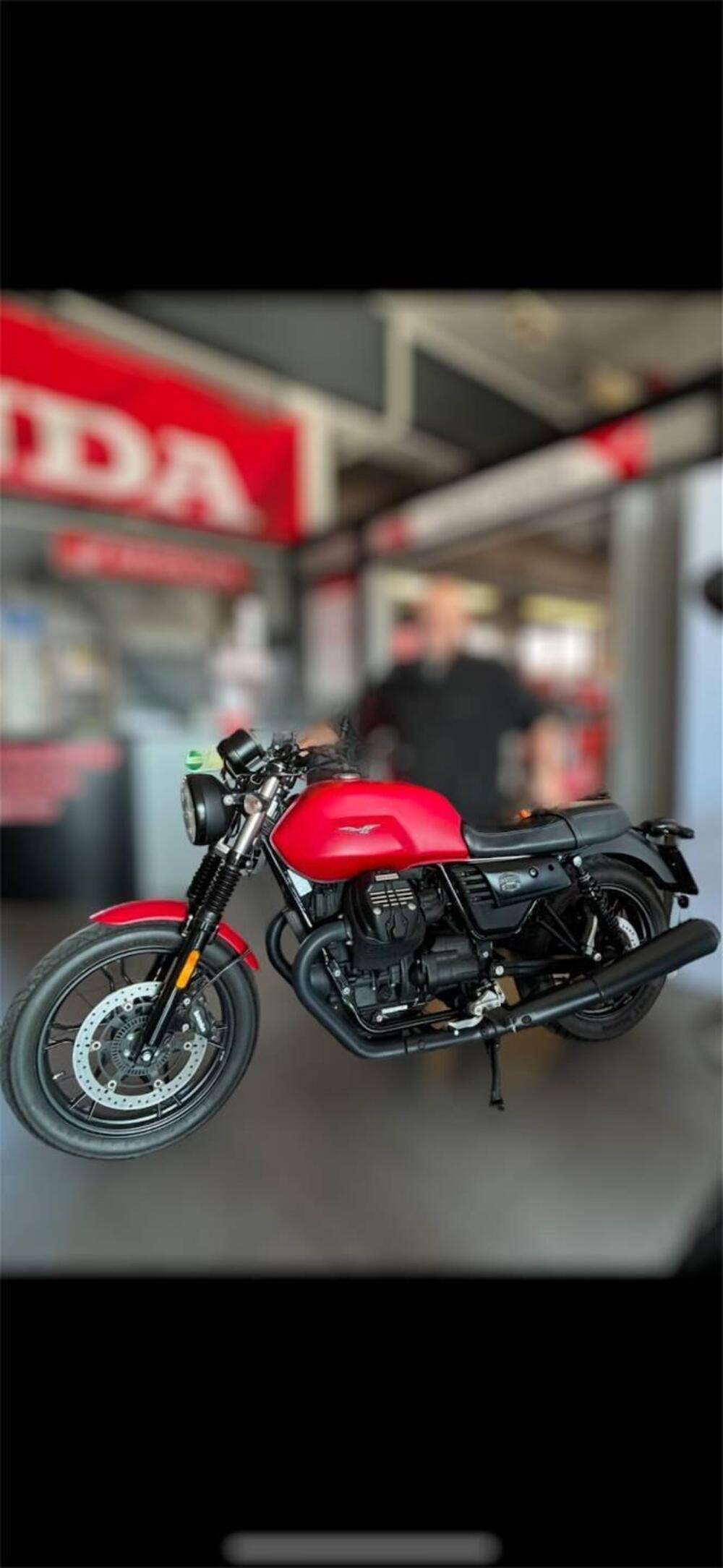 Moto Guzzi V7 III Stone (2017 - 20) (2)