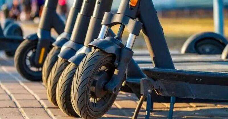Milano, controlli su monopattini e e-bike: 54 mezzi su 71 fuori norma. Multe per 378mila euro