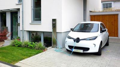 Ricaricare l&rsquo;auto elettrica a casa: arriva la nuova bolletta semplificata per fare chiarezza su costi e consumi