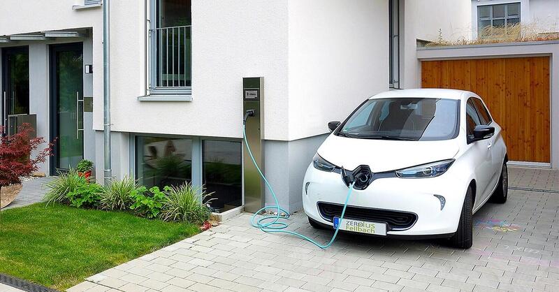 Ricaricare l&rsquo;auto elettrica a casa: arriva la nuova bolletta semplificata per fare chiarezza su costi e consumi