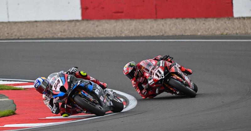 SBK 2025. GP del Regno Unito a Donington. Solo nove punti separano Bulega e Toprak! 
