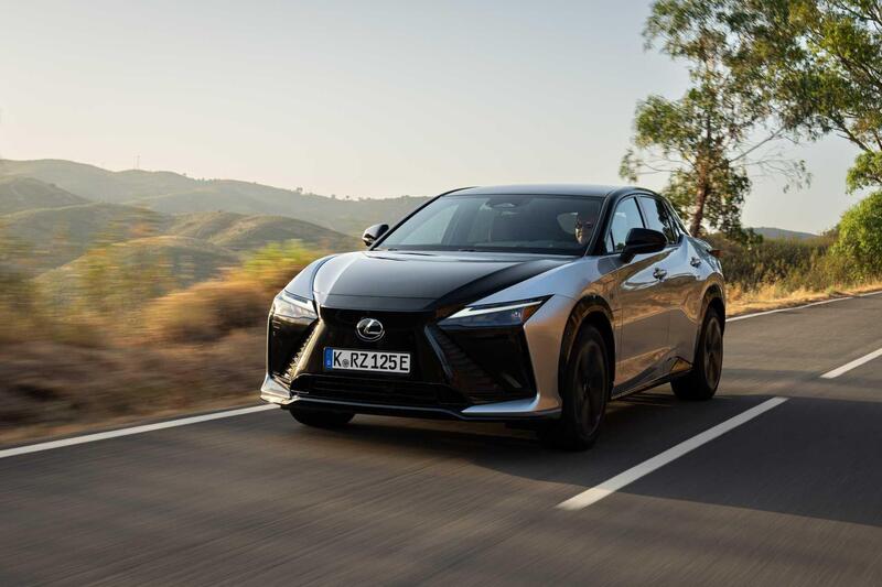 Lexus RZ si aggiorna: pi&ugrave; efficienza, pi&ugrave; tecnologia e debutta lo steer-by-wire 