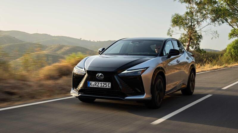 Lexus RZ si aggiorna: pi&ugrave; efficienza, pi&ugrave; tecnologia e debutta lo steer-by-wire 