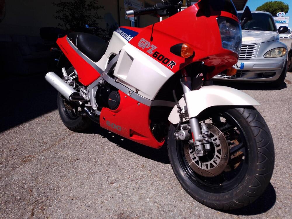 Kawasaki GPZ 600 R (8)