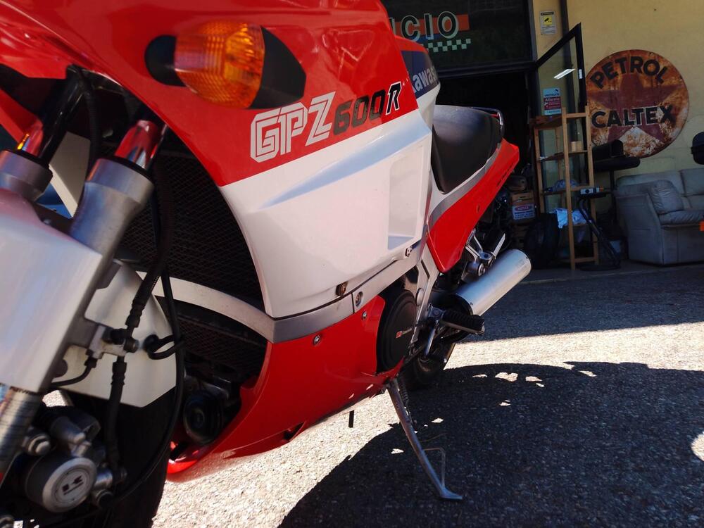 Kawasaki GPZ 600 R (12)