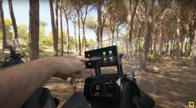 Interphone SYNC70 vs SYNC55: quale display scegliere per la tua moto? [VIDEO]