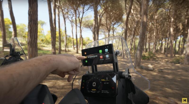 Interphone SYNC70 vs SYNC55: quale display scegliere per la tua moto? [VIDEO]