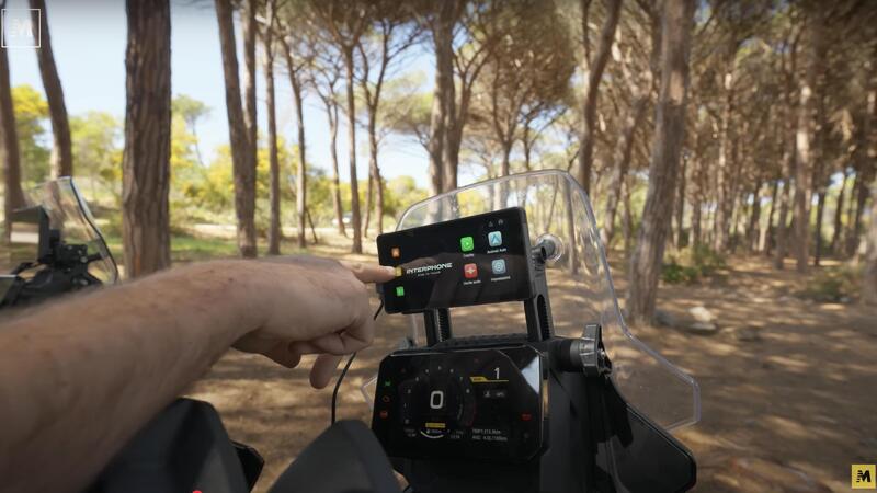 Interphone SYNC70 vs SYNC55: quale display scegliere per la tua moto? [VIDEO]