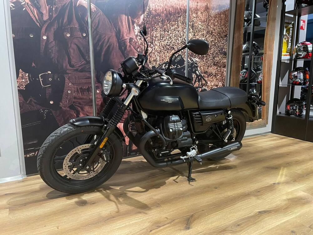 Moto Guzzi V7 III Stone (2017 - 20) (2)