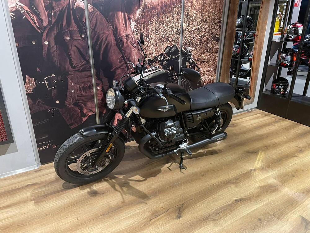 Moto Guzzi V7 III Stone (2017 - 20) (3)