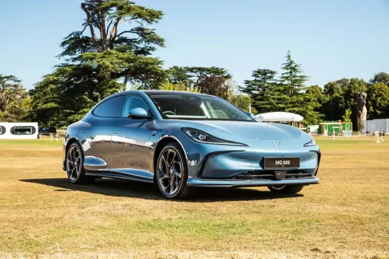 MG sfida Tesla: in arrivo la nuova rivale della Model 3, si chiama IM5 e ha un prezzo...