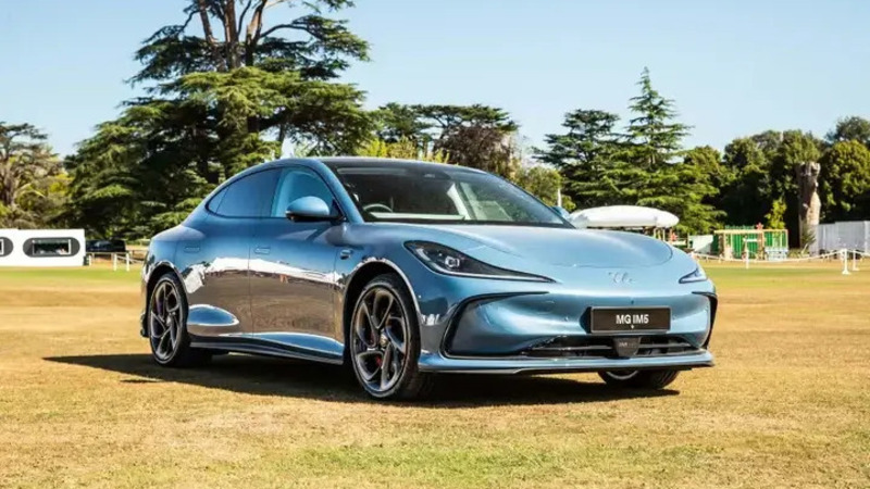 MG sfida Tesla: in arrivo la nuova rivale della Model 3, si chiama IM5 e ha un prezzo...