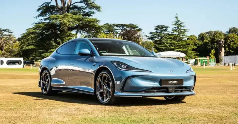 MG sfida Tesla: in arrivo la nuova rivale della Model 3, si chiama IM5 e ha un prezzo...