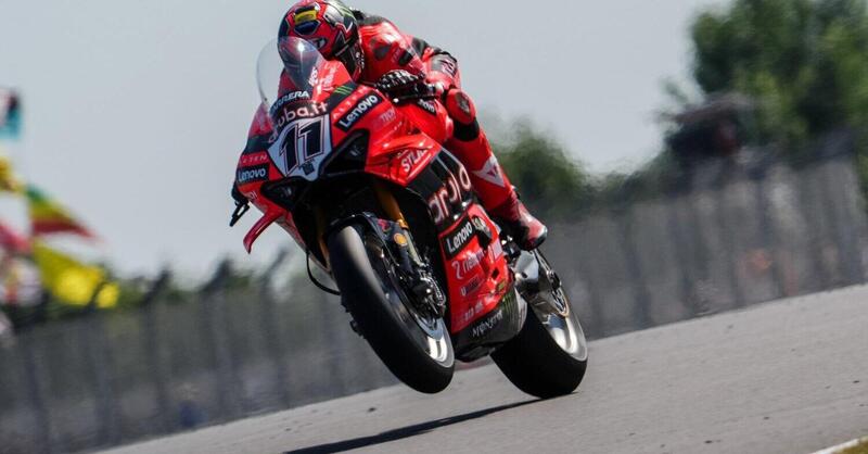 SBK 2025. GP del Regno Unito a Donington. SBK. Nicol&ograve; Bulega al comando delle libere a Donington Park