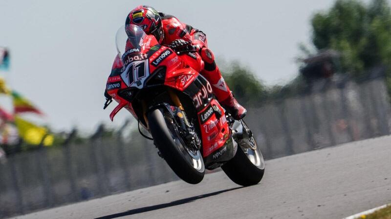 SBK 2025. GP del Regno Unito a Donington. SBK. Nicol&ograve; Bulega al comando delle libere a Donington Park