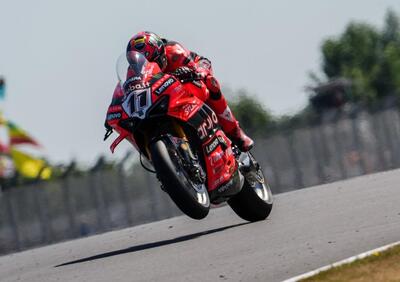 SBK 2025. GP del Regno Unito a Donington. SBK. Nicolò Bulega al comando delle libere a Donington Park