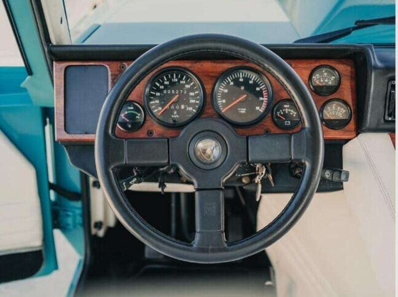 Il posto guida della Lamborghini LM 002