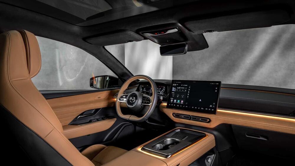 Il posto guida della nuova Mazda 6e