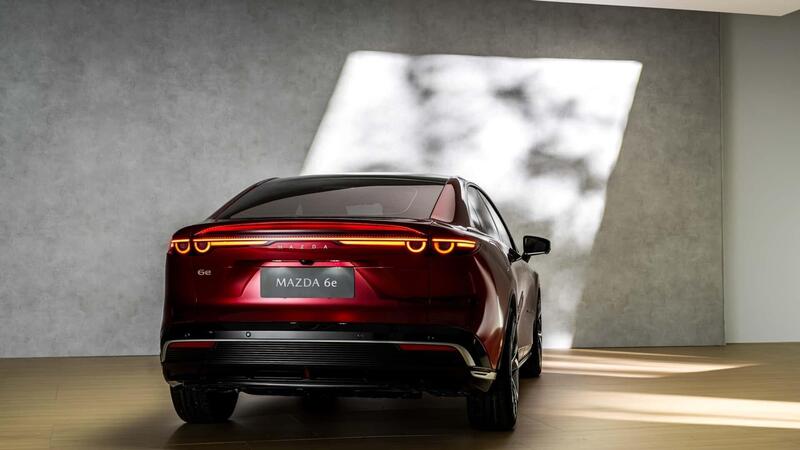 Il posteriore della nuova Mazda 6e