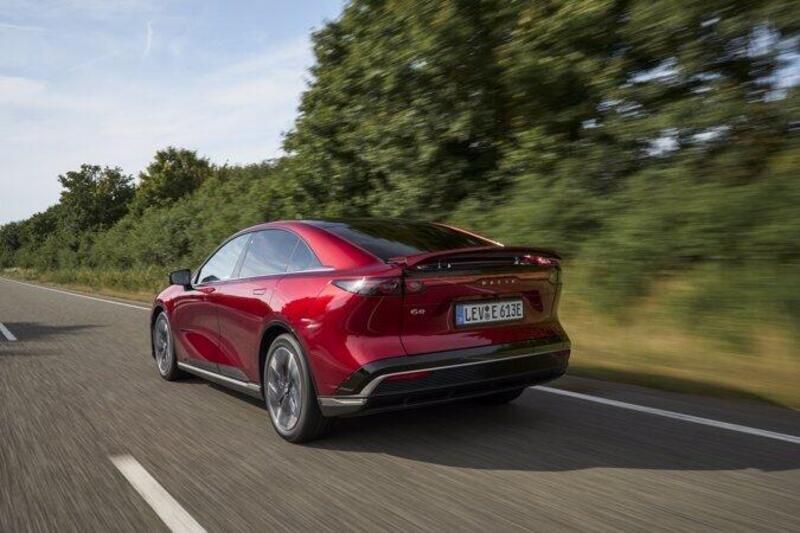 La guida della nuova Mazda 6e &egrave; rilassante e confortevole