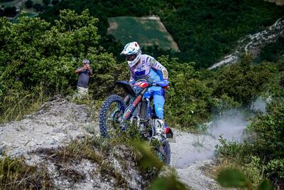 Enduro. Assoluti #10. D2. Volata finale fantastica. Con colpo di scena. Ecco gli ultimi Campioni [VIDEO]