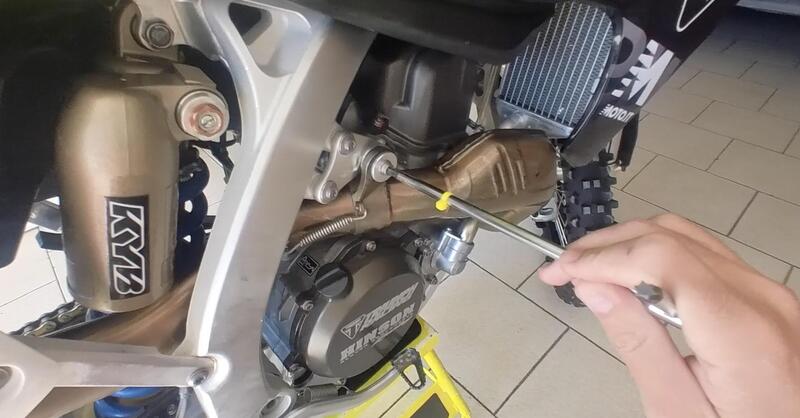 Come curare la moto da cross, Ep. 2: che cosa controllare per divertirsi in pista in totale sicurezza [VIDEO] 