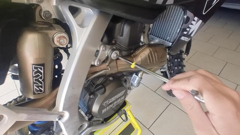 Come curare la moto da cross, Ep. 2: che cosa controllare per divertirsi in pista in totale sicurezza [VIDEO] 