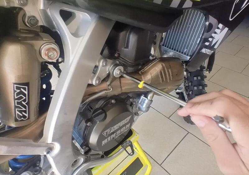 Come curare la moto da cross, Ep. 2: che cosa controllare per divertirsi in pista in totale sicurezza [VIDEO] 