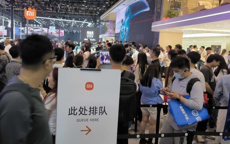 La folla alla presentazione della Xiaomi SU7 a Salone di Pechino