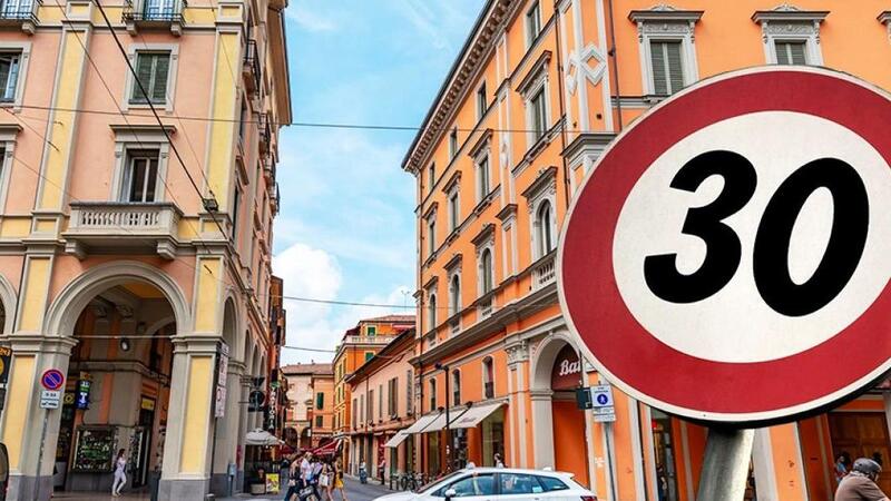 Bologna Citt&agrave; 30 funziona: meno incidenti e morti su strada