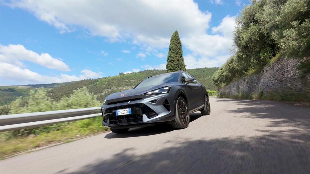 Il forontale della Cupra Formentor e-Hybrid da 272 CV