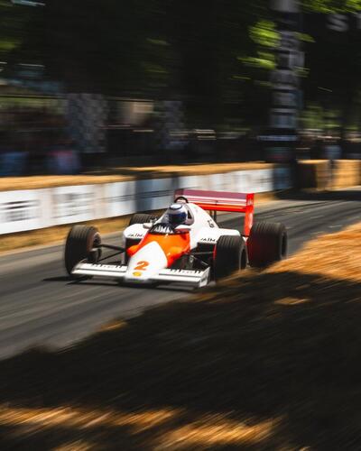 F1. &ldquo;Devi sentirti nudo in una macchina cos&igrave;&rdquo;: Alain Prost e Ollie Bearman, il dialogo sulla McLaren MP4/4 al Goodwood Festival of Speed