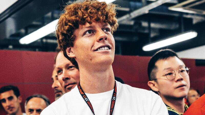 &quot;Solo perch&eacute; non c&#039;&egrave; la F1&quot;, ha scherzato Sinner dopo la vittoria di Wimbledon, ma che legame c&#039;&egrave; tra il Circus e il tennis?