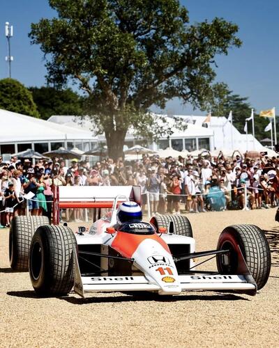 F1. &ldquo;Devi sentirti nudo in una macchina cos&igrave;&rdquo;: Alain Prost e Ollie Bearman, il dialogo sulla McLaren MP4/4 al Goodwood Festival of Speed