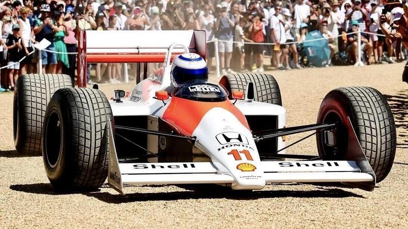 F1. &ldquo;Devi sentirti nudo in una macchina cos&igrave;&rdquo;: Alain Prost e Ollie Bearman, il dialogo sulla McLaren MP4/4 al Goodwood Festival of Speed