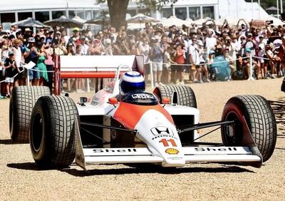 F1. “Devi sentirti nudo in una macchina così”: Alain Prost e Ollie Bearman, il dialogo sulla McLaren MP4/4 al Goodwood Festival of Speed