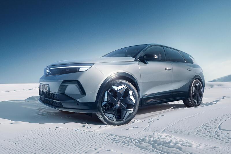 Opel Grandland AWD: arriva la prima elettrica integrale del marchio | Caratteristiche e prezzi